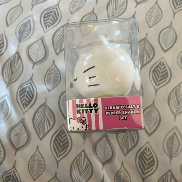 Hello Kitty Pink and Yellow Ceramic Shaker Set - Picture 2 of 5